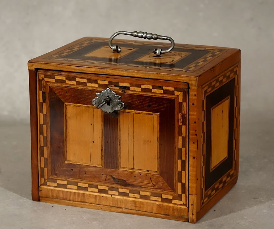 Petit cabinet-coffret du Tyrol, probablement Innsbruck, pr&eacute;sent&eacute; ferm&eacute;